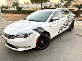 2015 Chrysler 200 في Abu Dhabi سيارة مستعملة