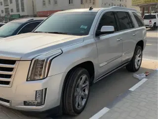 2015 Cadillac Escalade في Abu Dhabi سيارة مستعملة