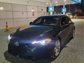 2021 Lexus IS في Abu Dhabi سيارة مستعملة