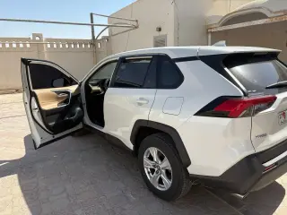 2019 Toyota Rav4 في Abu Dhabi سيارة مستعملة