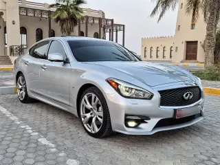 2017 Infiniti Q70 في Abu Dhabi سيارة مستعملة