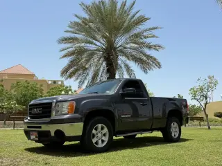 2011 GMC Sierra في Abu Dhabi سيارة مستعملة
