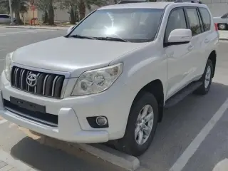2013 Toyota Prado في Abu Dhabi سيارة مستعملة