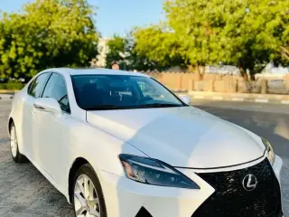 2012 Lexus IS 220 في Abu Dhabi سيارة مستعملة