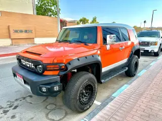 2014 Toyota FJ Cruiser في Abu Dhabi سيارة مستعملة