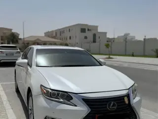 2016 Lexus ES في Abu Dhabi سيارة مستعملة
