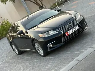 2015 Lexus ES في Abu Dhabi سيارة مستعملة