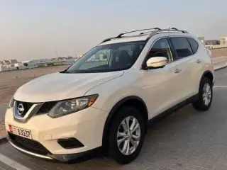 2015 Nissan Rogue في Abu Dhabi سيارة مستعملة