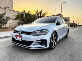 2018 Volkswagen Golf في Abu Dhabi سيارة مستعملة
