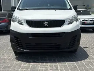 2018 Peugeot Expert في Abu Dhabi سيارة مستعملة