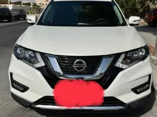 2017 Nissan Rogue في Abu Dhabi سيارة مستعملة