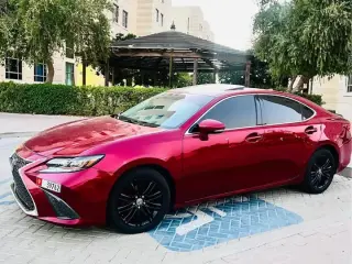 2015 Lexus ES في Abu Dhabi سيارة مستعملة