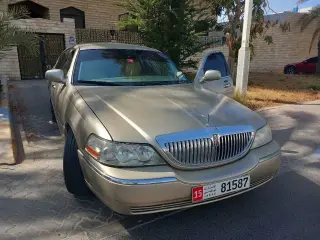 2011 Lincoln Town Car في Abu Dhabi سيارة مستعملة